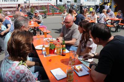 Gespräche in gesellschaftlicher Runde und gutem Essen